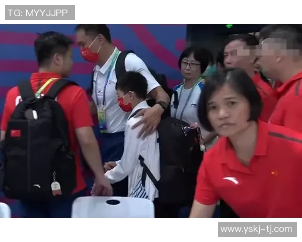 姚明转身面对记者瞬间展现风度与自信引发媒体热议